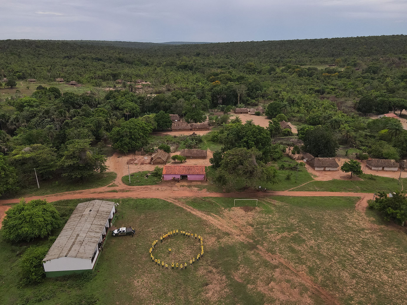 imagem drone aldeia e brigadistas.